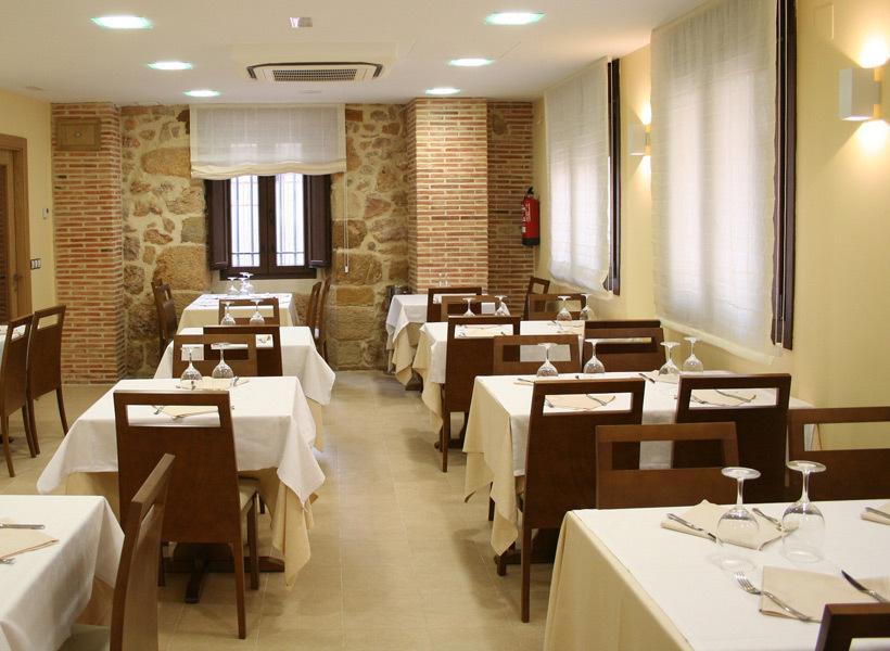 Hostal Restaurante La Muralla Oña 外观 照片
