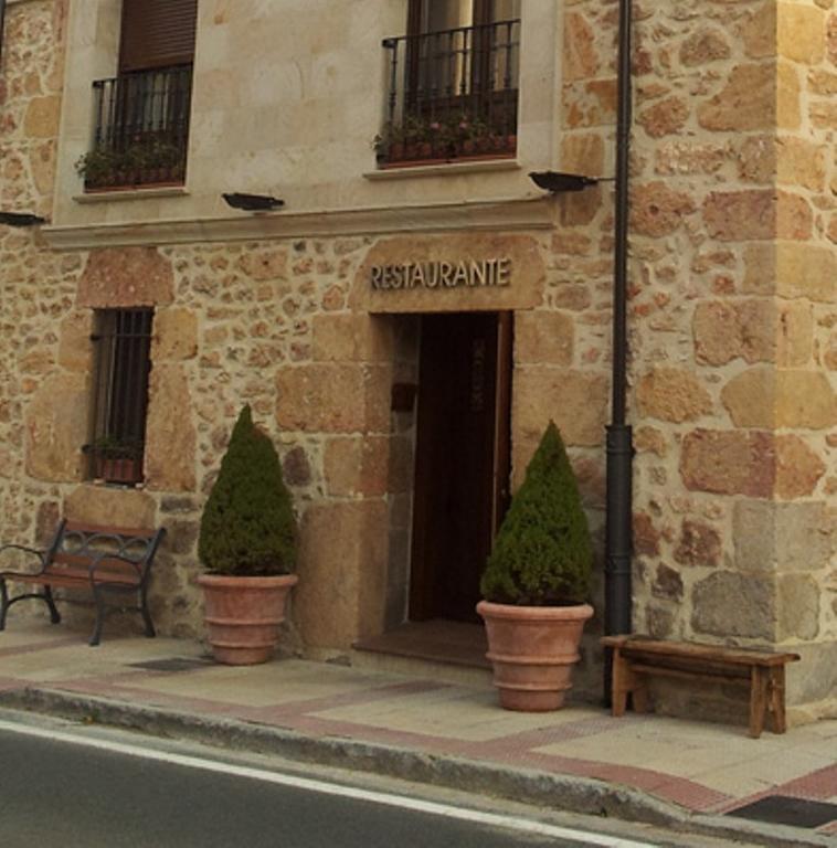 Hostal Restaurante La Muralla Oña 外观 照片