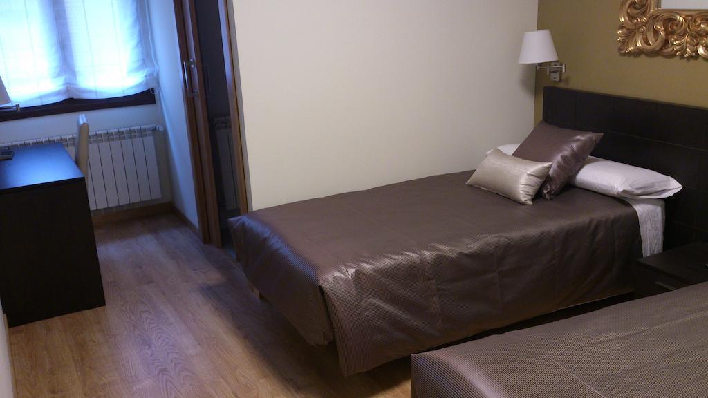 Hostal Restaurante La Muralla Oña 外观 照片